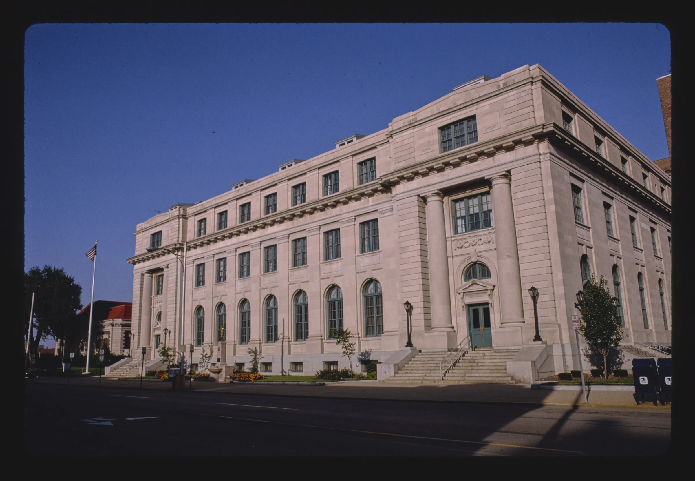 Federal Building and U.S. Courthouse (1993)